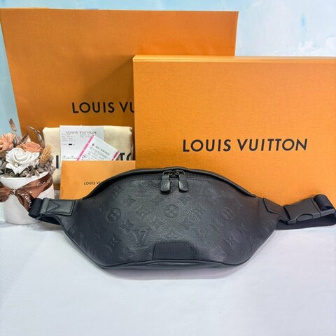 LV Discovery PM壓紋牛皮胸包