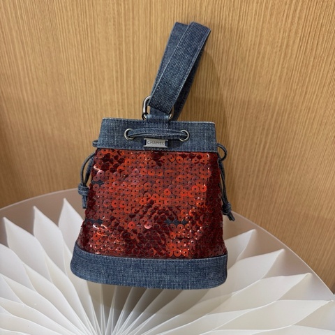 Chanel 香奈兒牛仔紅色亮片手拿包。