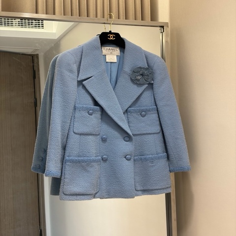 Chanel 97C中古蓝色外套fr40(送胸针）~~