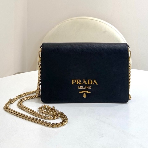 Prada普拉達Saffiano十字紋牛皮黑金鍊條包 尺寸：18*11*4.5cm