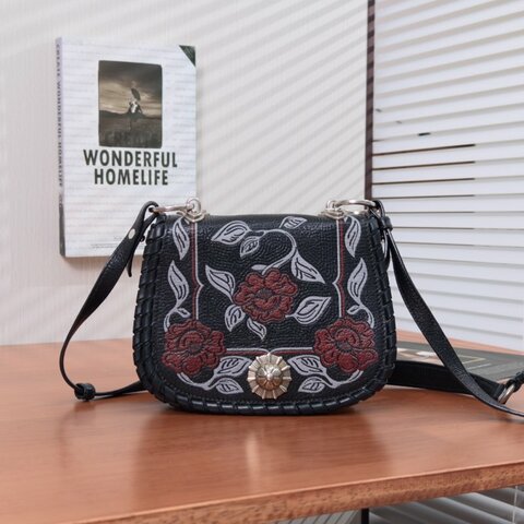 MIUMIU 黑色復古玫瑰浮雕肩背斜背包 20*15*6cm 98新配件塵袋