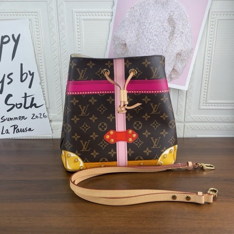 LV路易威登LouisVuitton宮廷系列老花水桶 成色99新、尺寸：26*26*17cm、特別的款式不易撞款、好價🉐。