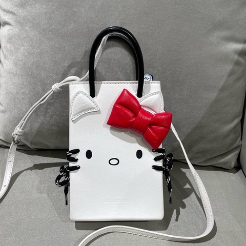 Balenciaga巴黎世家三麗鷗聯名kitty白色琴譜手機包小托特斜挎包 2020年