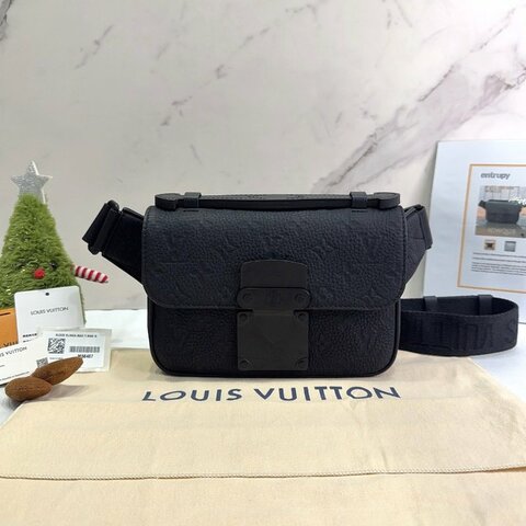 LV S LOCK黑色牛皮壓紋郵差胸包