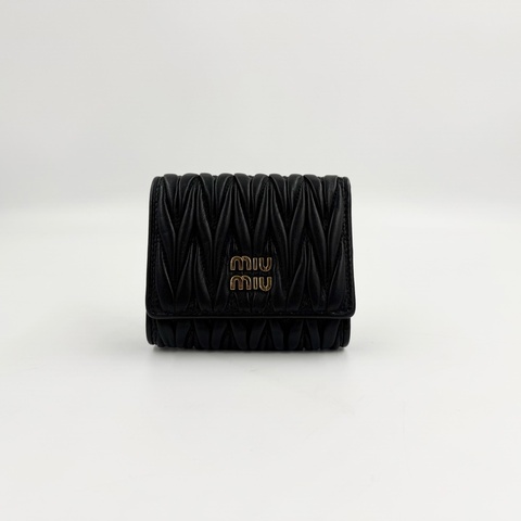MIUMIU黑色羊皮抓皺金釦三折零錢短夾5MH033