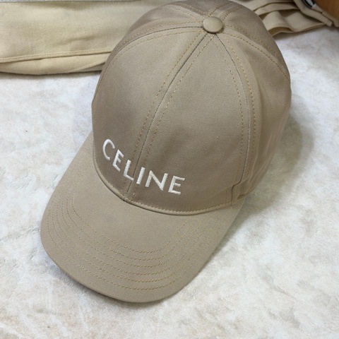 Celine 奶茶色字母棒球帽
