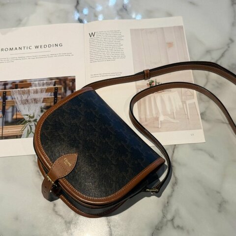 CELINE 經典TRIOMPHE中型馬鞍包
