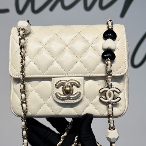 CHANEL 香奈兒 23P 愛心琺瑯方胖子鏈條包 珍珠珠光白羊皮 23年芯片限量款