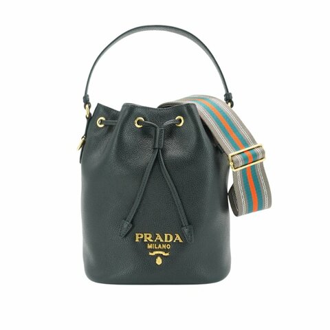 Prada 荔紋牛皮金三角logo手提斜背兩用水桶包(1BE072-黑)