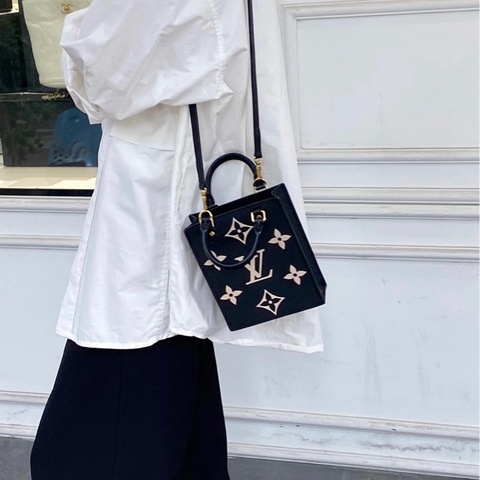 lv 路易威登 全皮 黑白拼色mini 琴譜包 芯片款  尺寸：14*17*5cm 手機錢包