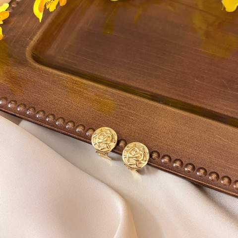 Vintage Christian Dior 罕見雕花藤格紋圓形 CD Logo 耳夾 鍍金