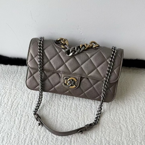Chanel小號孟買系列 CF 超細節金銀雙拼色的鴛鴦扣  精緻酷颯與實用主義🉑 size 27*16 21開98🆕