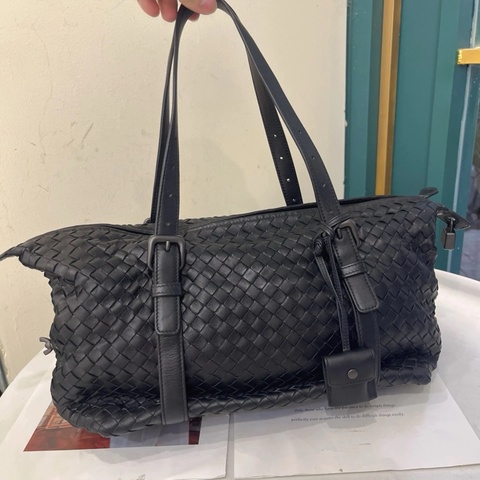 bv 保蝶家Montaigne 黑色 编织 羊皮 中号 单肩包
