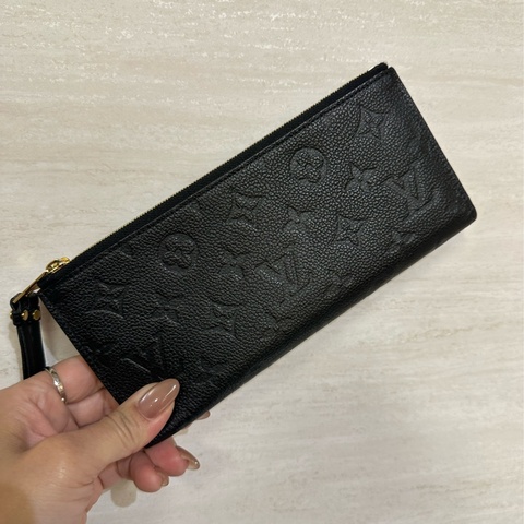 LV 黑牛皮壓紋金釦雙一字拉零錢帶對釦式長夾M62528