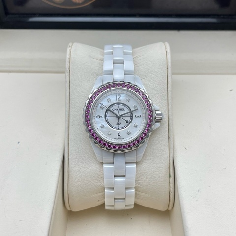 Chanel 香奈兒 J12 系列H3243，石英女表，貝母盤面，鑽石刻度，外圈原鑲鑽，表徑29mm，腕周約153mm，單表