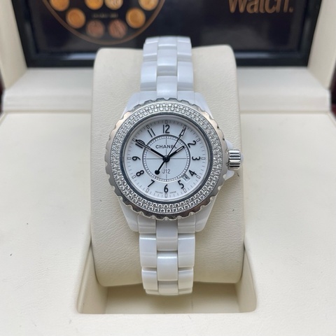 Chanel  香奈兒 J12系列 H1630，石英女表，陶瓷/精鋼材質，外圈原鑲鑽，表徑33mm，腕周163mm，單表。