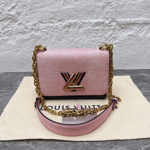 lv/路易威登twist系列限量走秀款小號 粉色epi jean皮革面料與獨特的印花壓紋工藝 凸顯牛仔布質感 搭配柔滑的黑色皮革 難得遇見的美包 配件塵袋 鏡子 輕微使用痕跡內裏乾淨 尺寸18.5*14.5*7cm