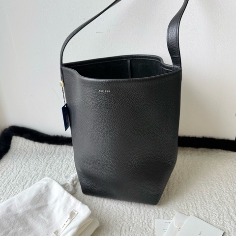 The Row 黑色水桶包中號