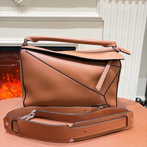 Loewe 羅意威 puzzle 焦糖色幾何包中號 手提斜挎包 底長29。