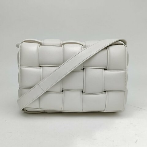 BOTTEGA VENETA CassettePadded加襯中號白色羊皮革肩背包
