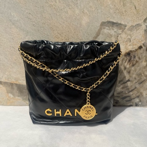 Chanel黑小牛皮金Logo 菱格22bag