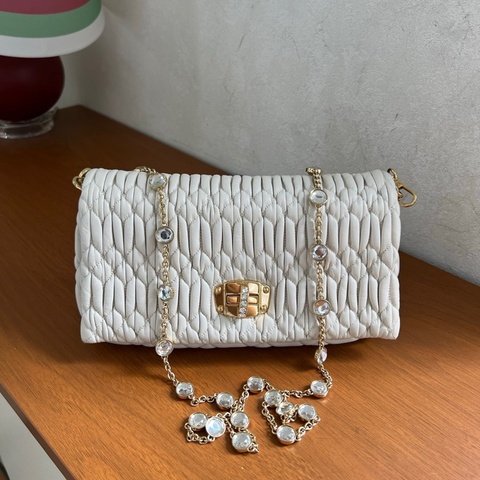 Miu Miu • 經典白色金釦褶皺皮寶石鏈條包💎#白雪公主🤍 #超美
