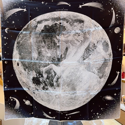 全新 HERMES 愛馬仕Clair de Lune（月光/於月神之懷）官方標注70cm斜紋真絲方巾（黑底白飛馬月球星空款）100%桑蠶絲 浪漫宇宙神話感 男女都可 可做頸巾 包掛 頭巾 ~~尺寸: 70