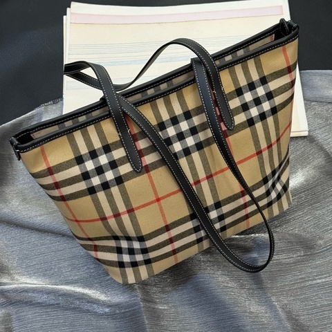 博柏利 Burberry新款格紋長肩帶單肩tote 包底25 高度22。