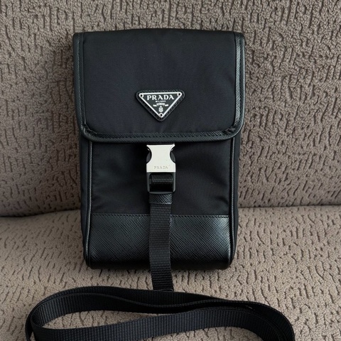 普拉達 Prada 竪版手機包 男女同款 尺寸18*11cm