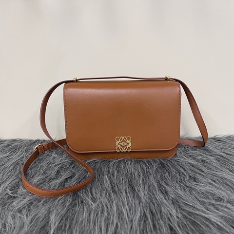 Loewe焦糖棕滑面牛皮內灰藍色金釦下蓋肩斜背包
