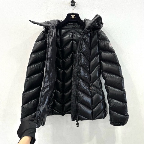 Moncler盟可睞 Badete系列 側面刺繡徽章logo女款黑色亮面菱格紋羽絨服外套 1碼 全新✅正品