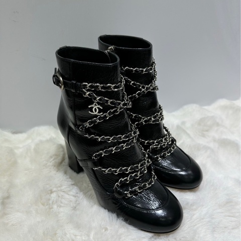 CHANEL 黑漆皮鏈條切爾西短靴,35.5碼