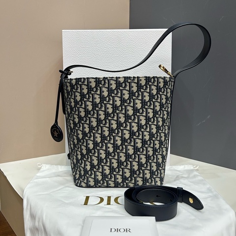 DIOR迪奧 Dior Star  Oblique 老花刺繡帆布小號水桶包單肩包，芯片款