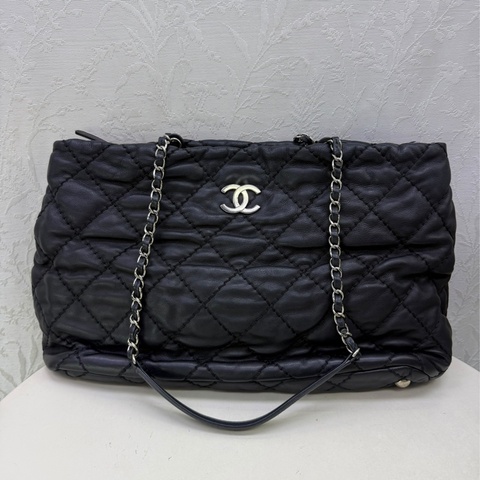 Chanel 黑色皮革肩袋。