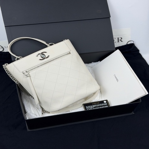CHANEL香奈兒白銀牛皮菱格斜挎水桶包