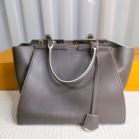 Fendi 蝙蝠斜挎  灰。