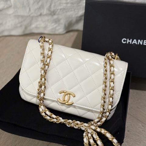 Chanel香奈兒 23A白色馬鞍油蠟羊皮金扣風琴包woc。
