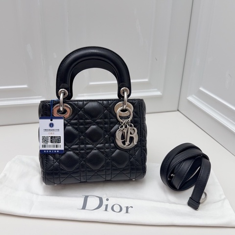 98新Dior 迪奧Lady 黑銀羊皮戴妃四格 經典藤格紋 自帶手提柄 搭配肩帶斜挎  四格是戴妃熱門尺寸 優雅精緻 簡約大氣  通勤 約會都適配 ～～尺寸:16*15*7.5 編碼：18-MA-0176 附件：中檢吊牌 防塵袋 肩帶 