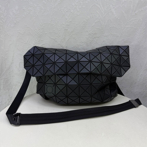Issey Miyake 黑色合成斜孭袋。