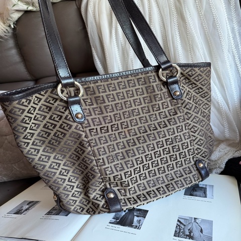 芬迪 網紅最愛 中古 復古 絕版 超火 腋下包 托特包 vintage Fendi monogram shoulder bag