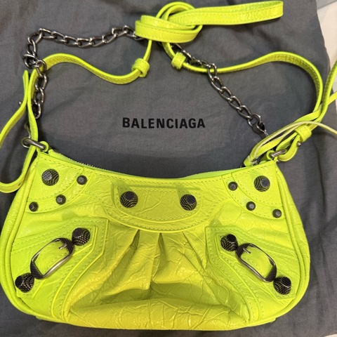 Balenciaga(巴黎世家) 的 Le Cagole 螢光黃(Fluo Yellow) 羊皮迷你肩背包 / 鏈條包