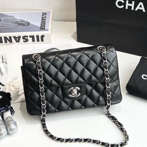 香奈兒Chanel 黑銀羊小號cf斜挎包