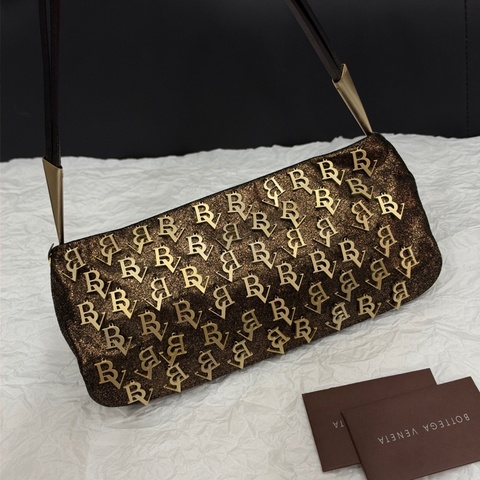 BV高稀金屬浮雕字母銘牌法棍包 中古款絕版 近期買到的漂亮收藏品之一