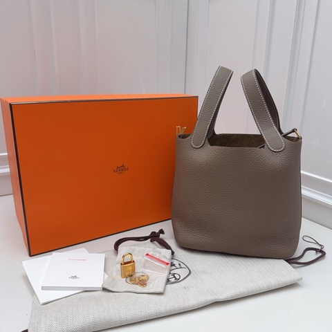 全新大全套 Hermès Picotin Lock 18大象灰金扣 荔枝紋牛皮  大小恰到好處 不會壓身高 隨手一拎就是慵懶高級感 老錢風的象徵 幾乎適配所有穿搭~~尺寸:18*18*12 刻印:G刻 MZ 004(26年/9月) 附件:盒子 防塵袋 鎖頭 鑰匙 說明書